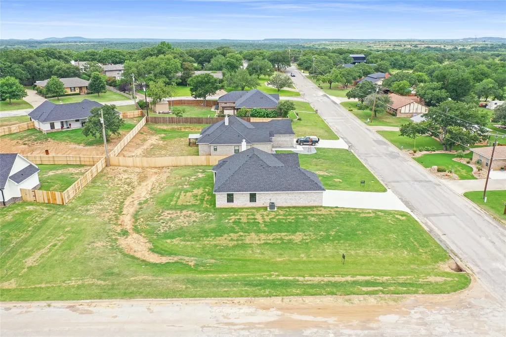 1607 W College Jacksboro TX 76458