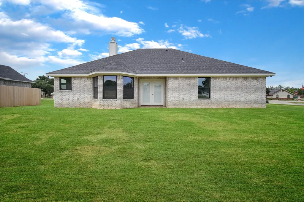 1607 W College Jacksboro TX 76458