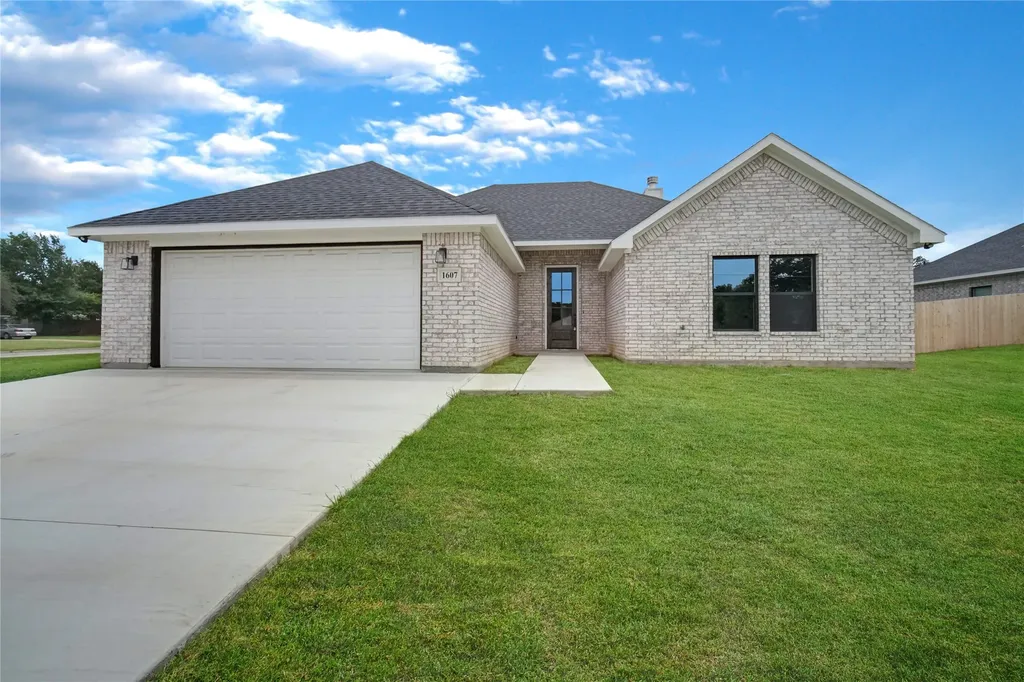 1607 W College Jacksboro TX 76458