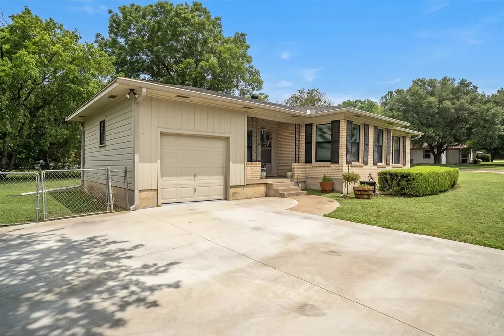 3860 W Spurgeon Street Fort Worth TX 76133