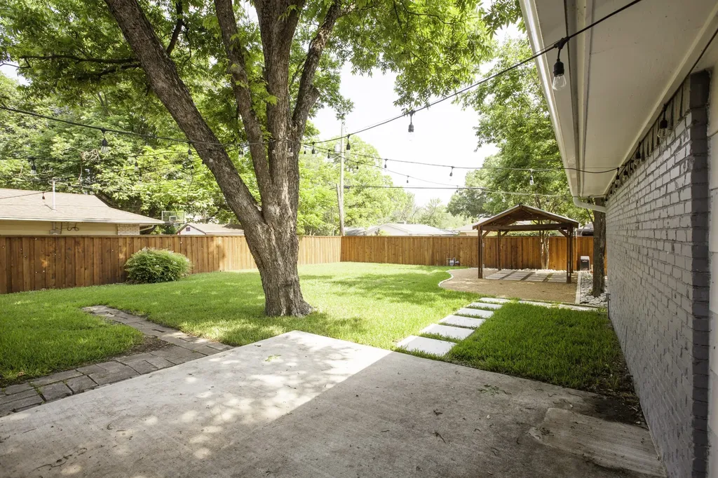 3346 Townsend Drive Dallas TX 75229