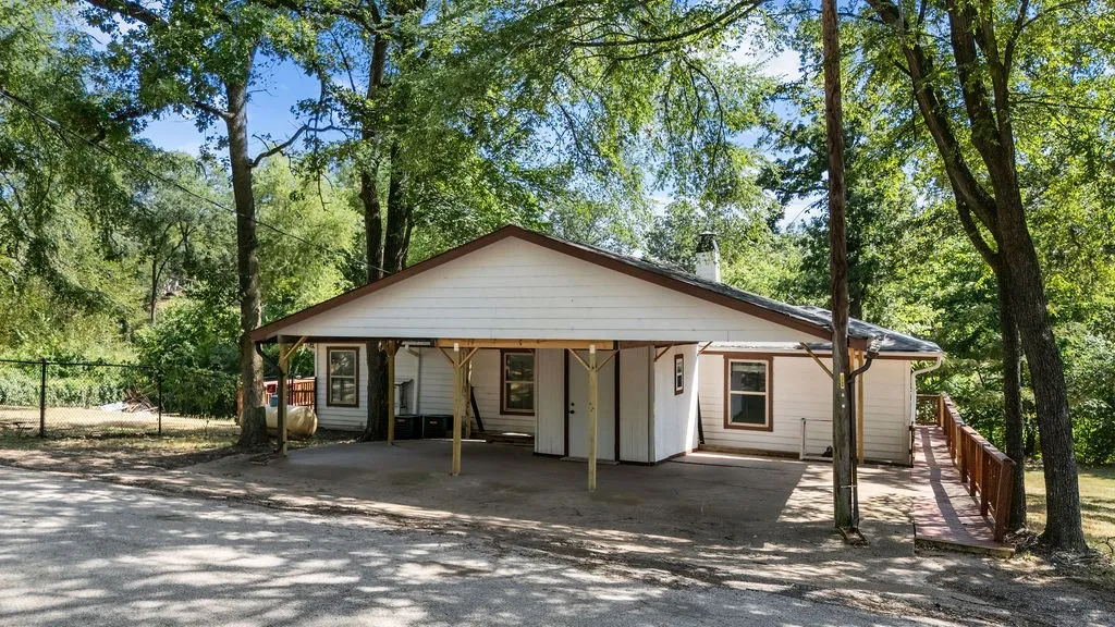 203 Farmer Drive Malakoff TX 75148