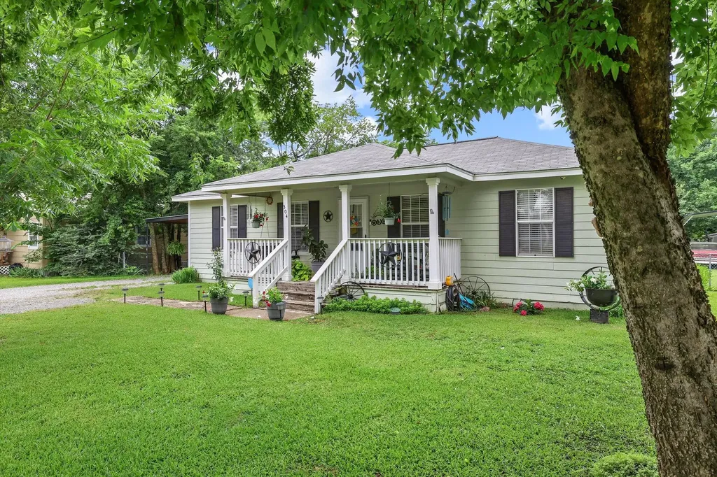 304 Lee Street Wolfe City TX 75496