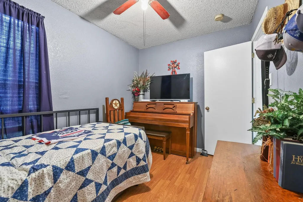 304 Lee Street Wolfe City TX 75496