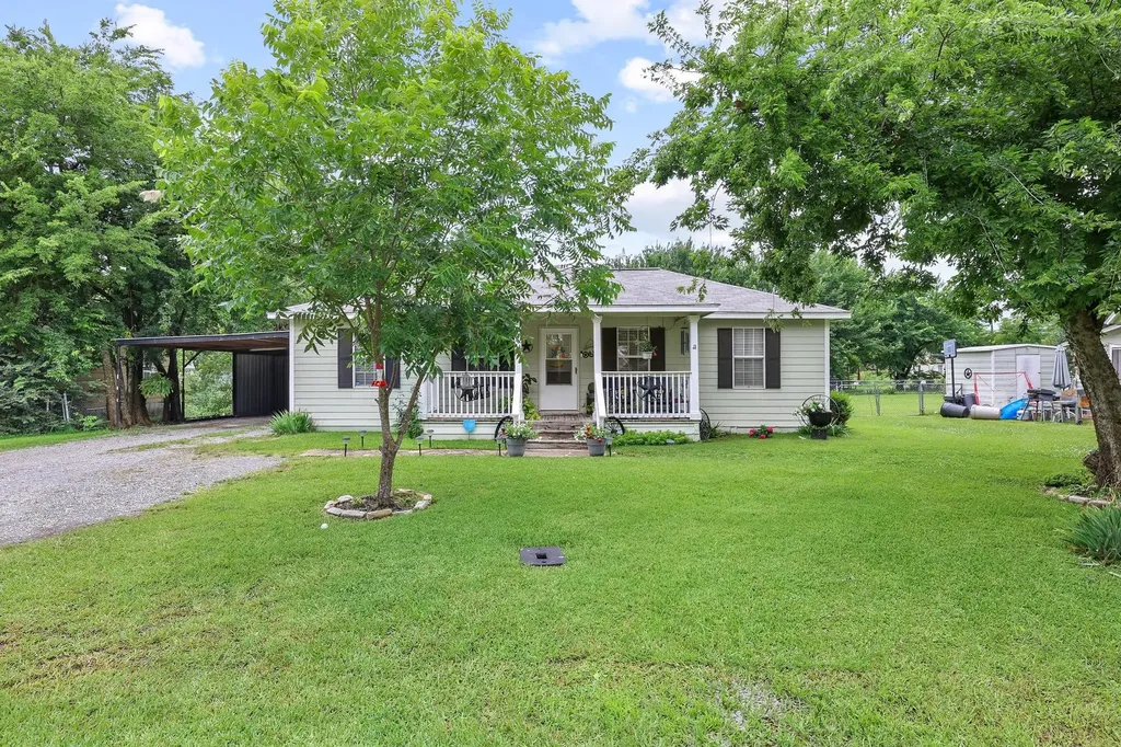 304 Lee Street Wolfe City TX 75496