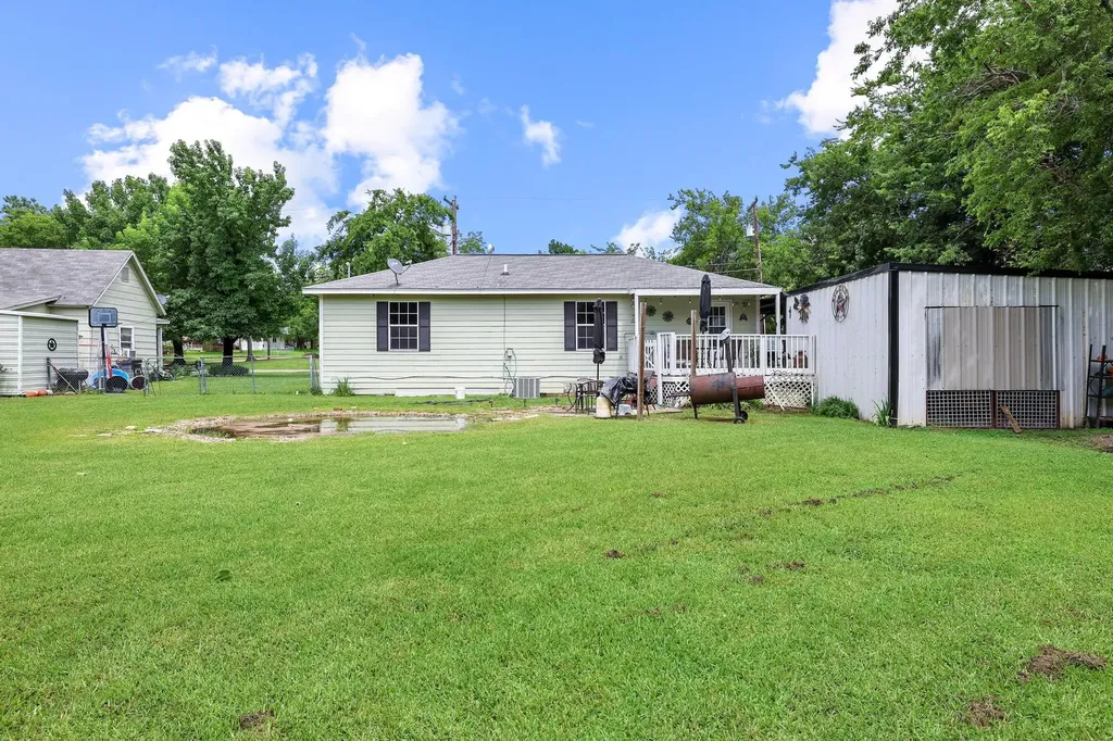 304 Lee Street Wolfe City TX 75496