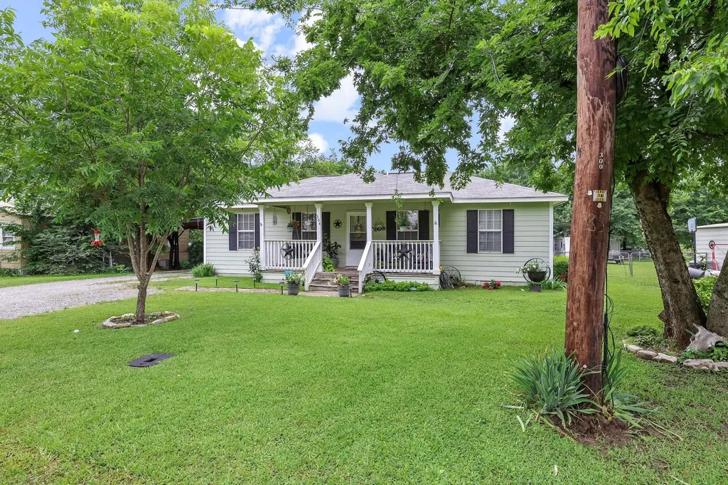 304 Lee Street Wolfe City TX 75496