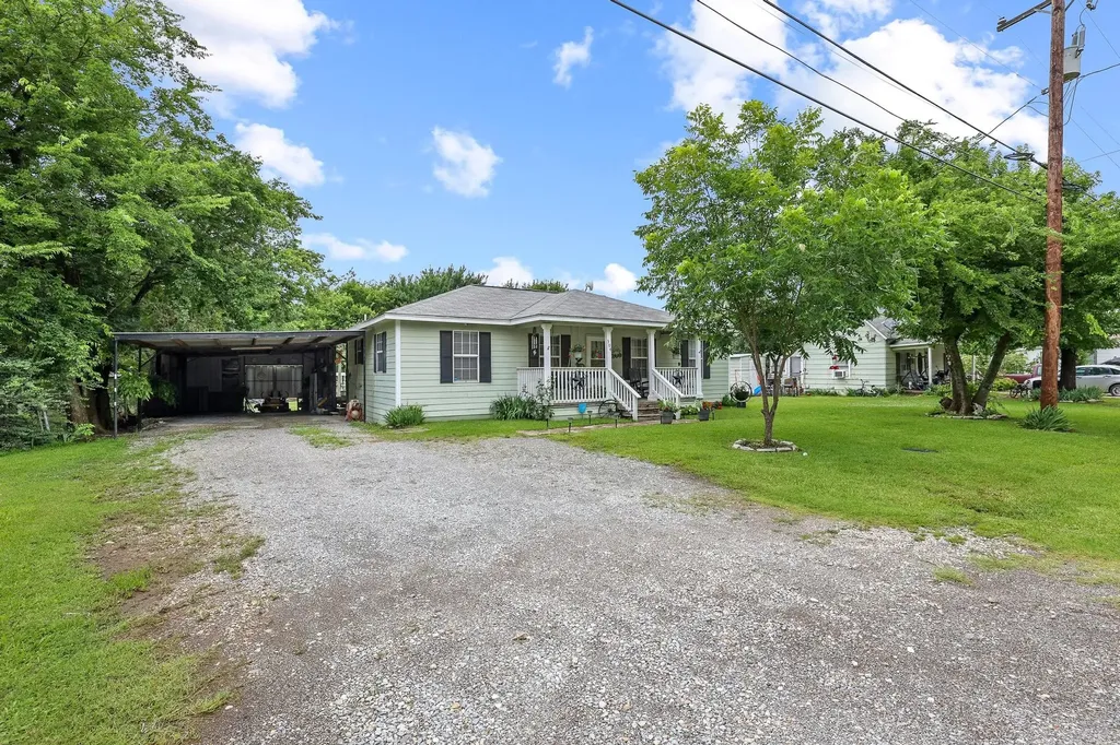 304 Lee Street Wolfe City TX 75496
