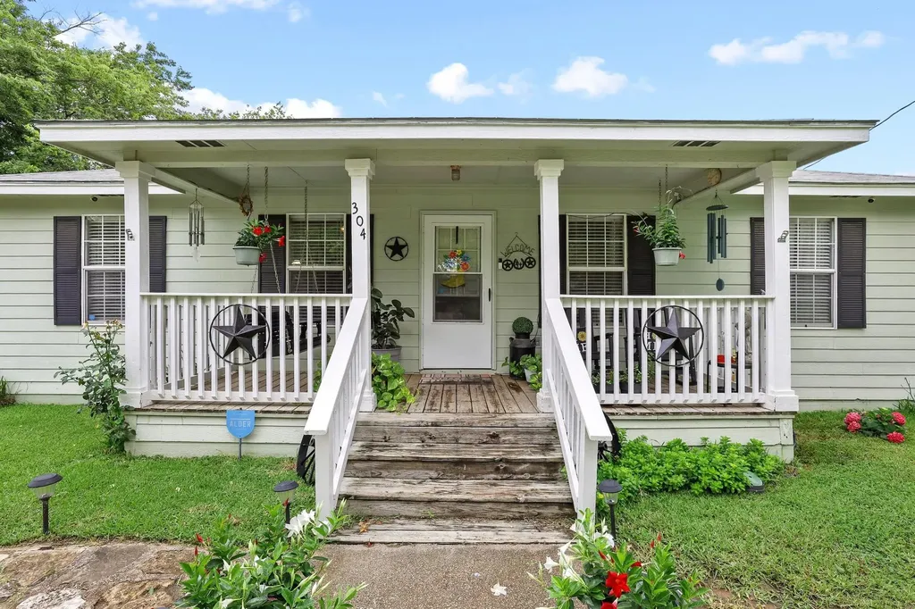 304 Lee Street Wolfe City TX 75496