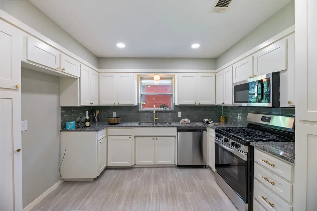 1138 Usher Street Benbrook TX 76126