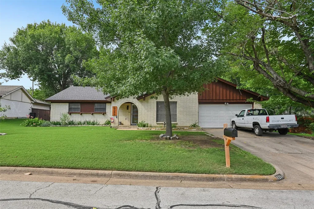 6204 Circleview Drive Haltom City TX 76180