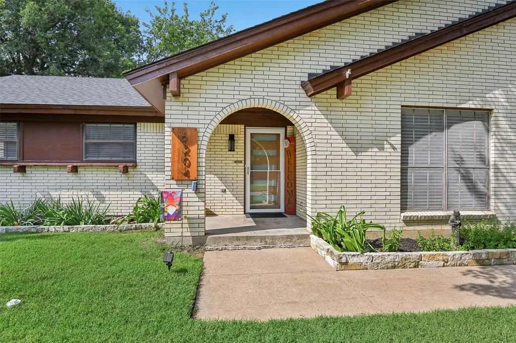 6204 Circleview Drive Haltom City TX 76180