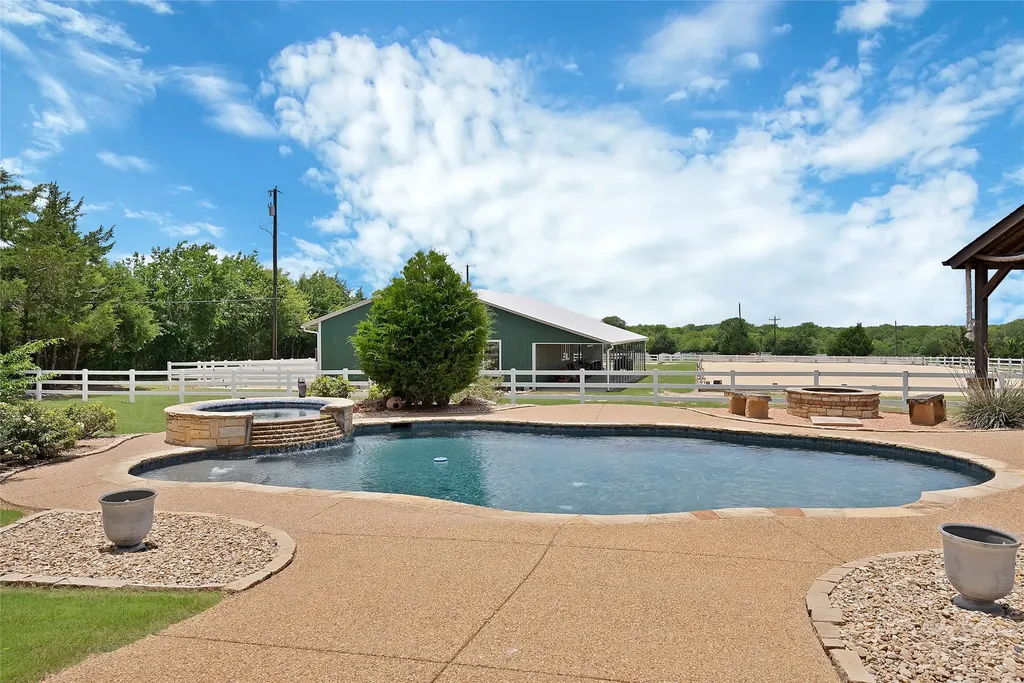411 N Oak Branch Road Waxahachie TX 75167