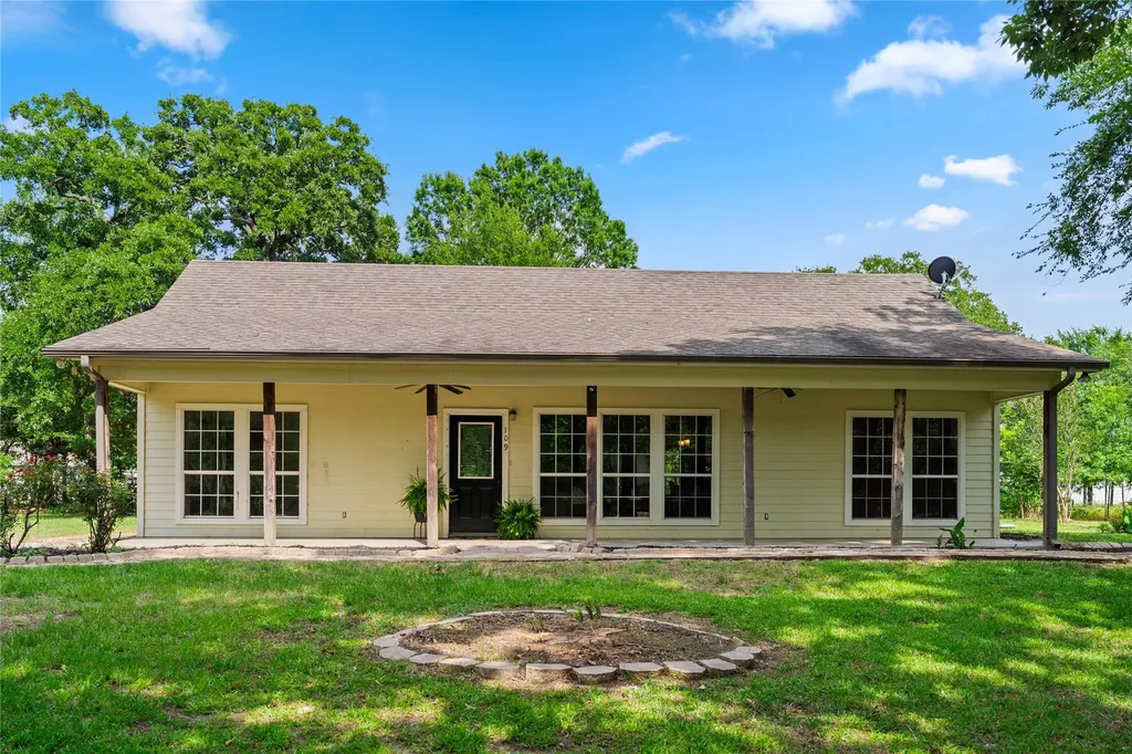 109 Rs County Road 3319 Emory TX 75440