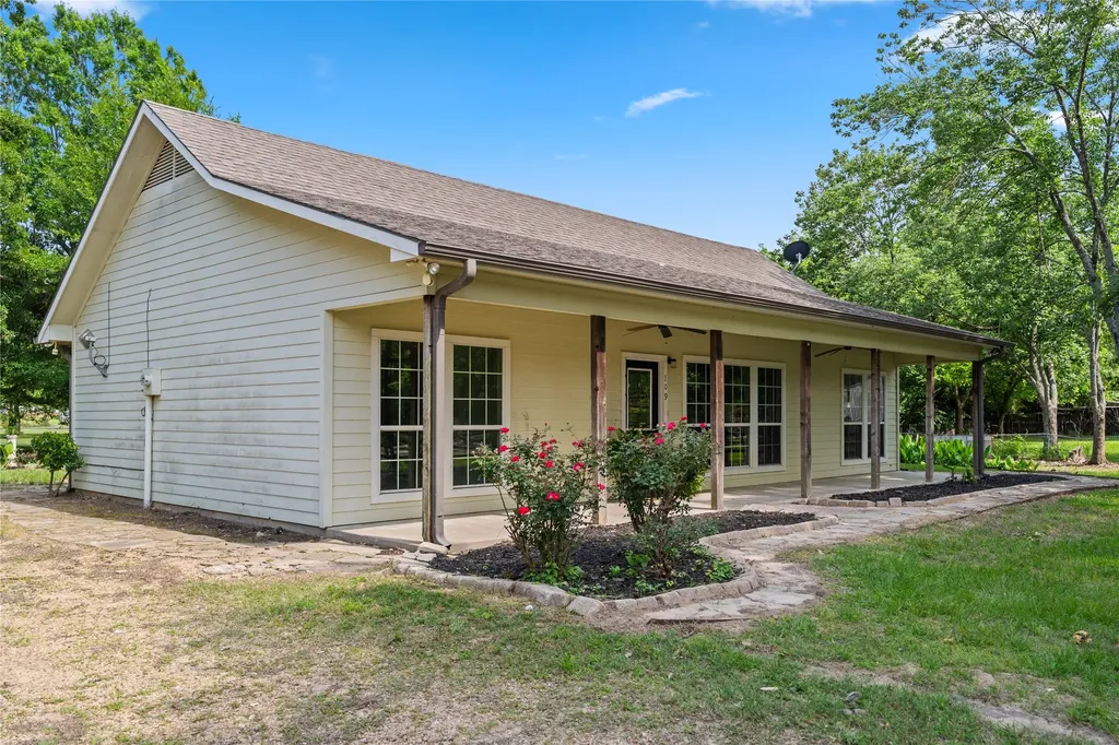 109 Rs County Road 3319 Emory TX 75440