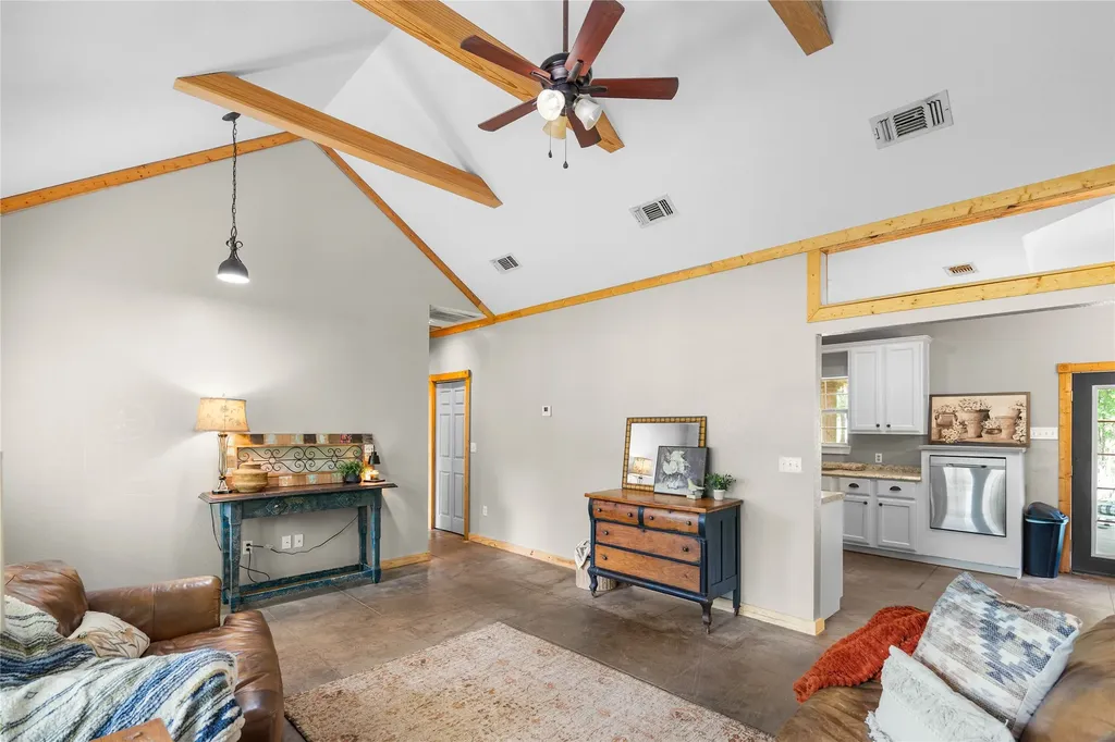 109 Rs County Road 3319 Emory TX 75440