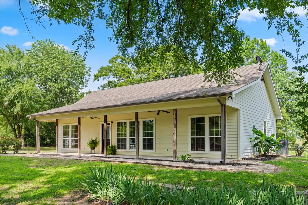 109 Rs County Road 3319 Emory TX 75440