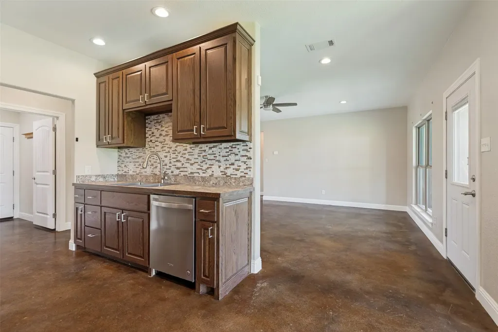 107 Indian Creek Trenton TX 75490
