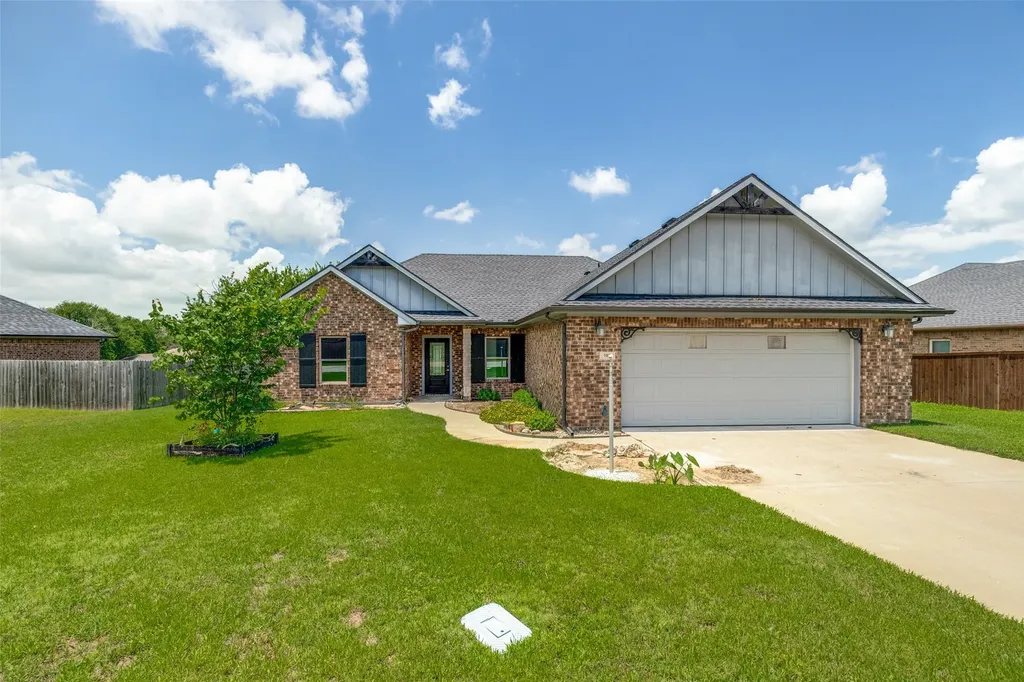107 Indian Creek Trenton TX 75490