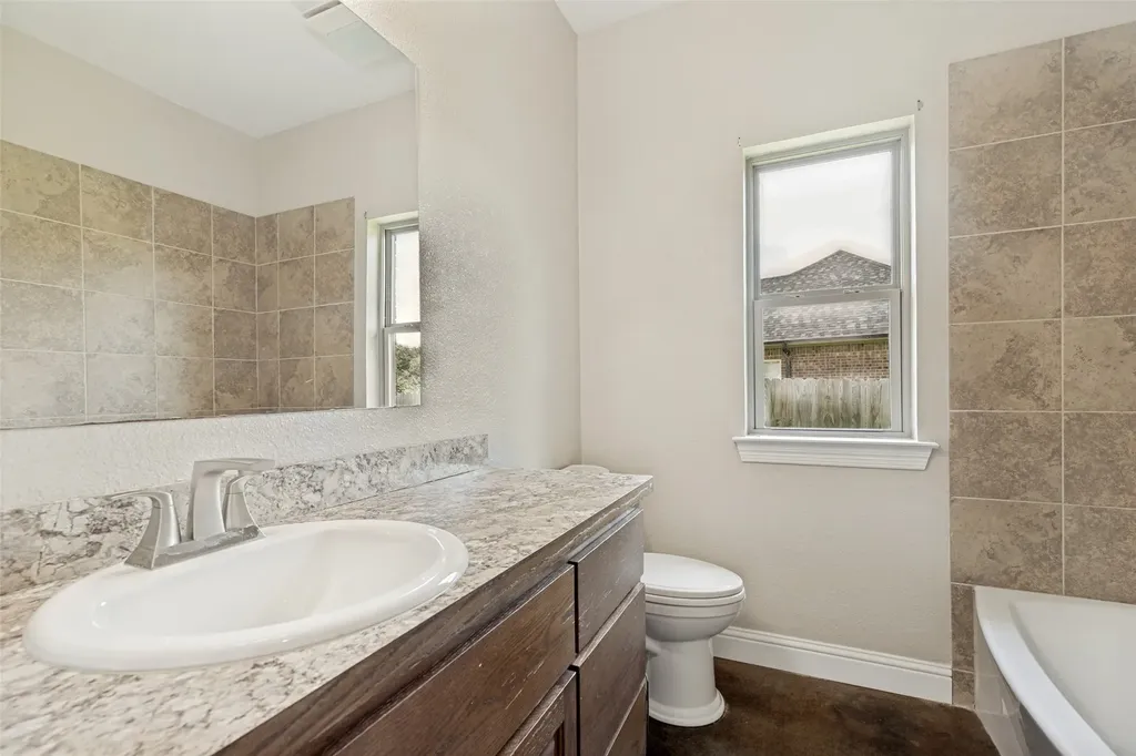 107 Indian Creek Trenton TX 75490