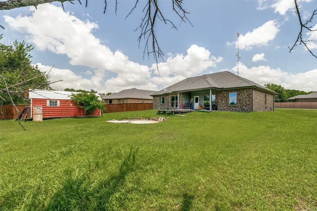 107 Indian Creek Trenton TX 75490
