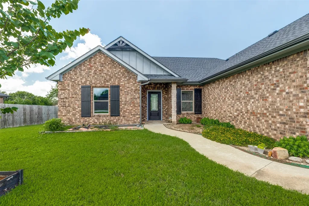 107 Indian Creek Trenton TX 75490