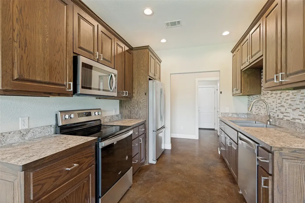 107 Indian Creek Trenton TX 75490