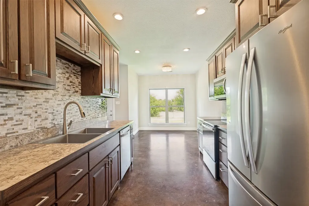 107 Indian Creek Trenton TX 75490