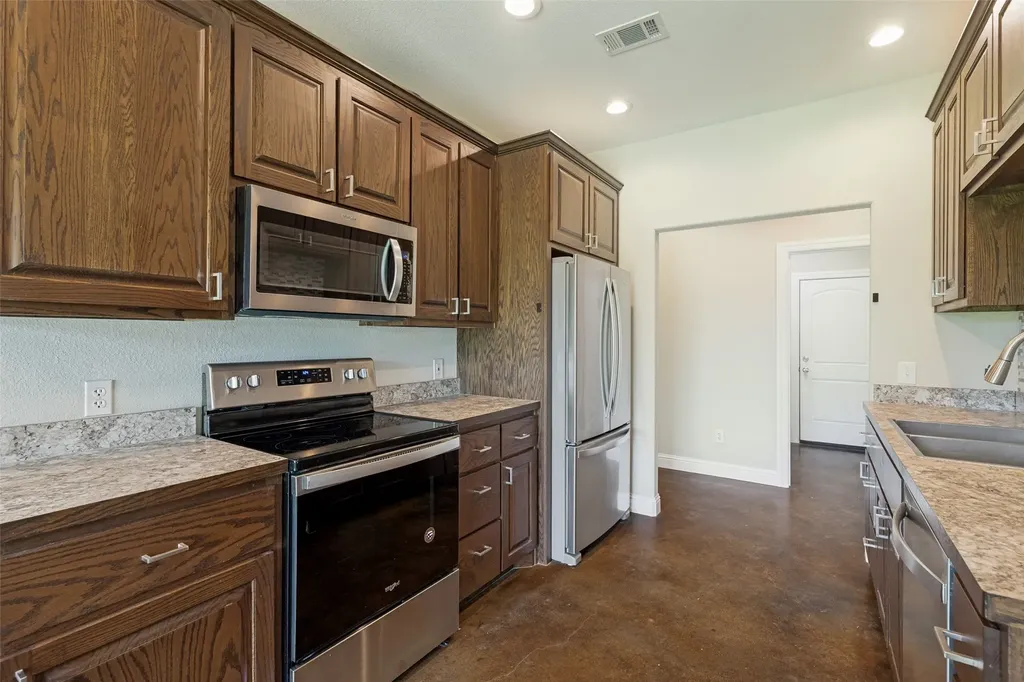 107 Indian Creek Trenton TX 75490