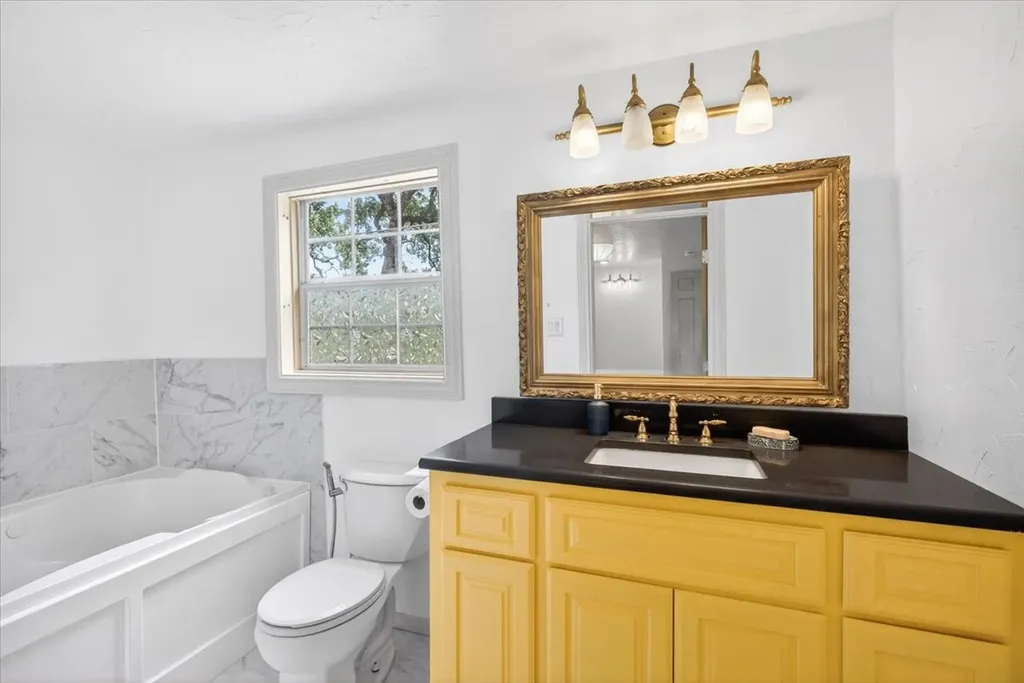 250 E Golden Oaks Drive Mabank TX 75156
