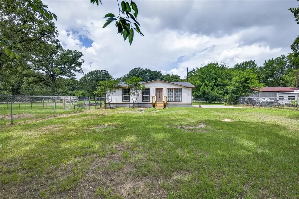250 E Golden Oaks Drive Mabank TX 75156