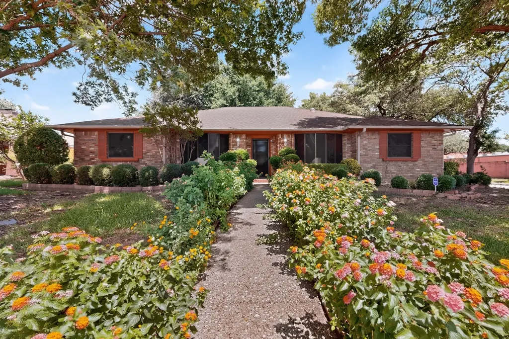 1000 Townsend Lane Desoto TX 75115