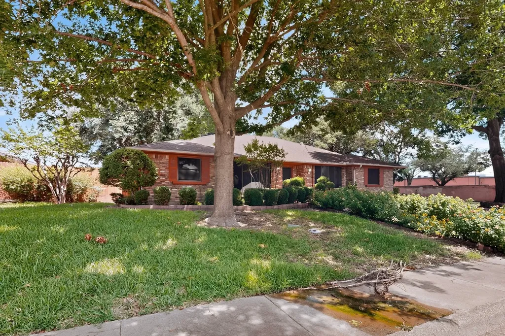 1000 Townsend Lane Desoto TX 75115