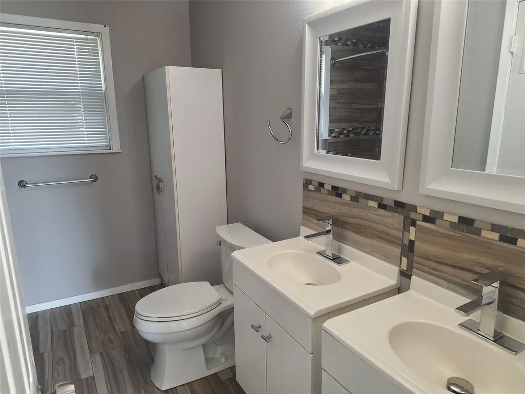 1225 Harrison Lane Hurst TX 76053