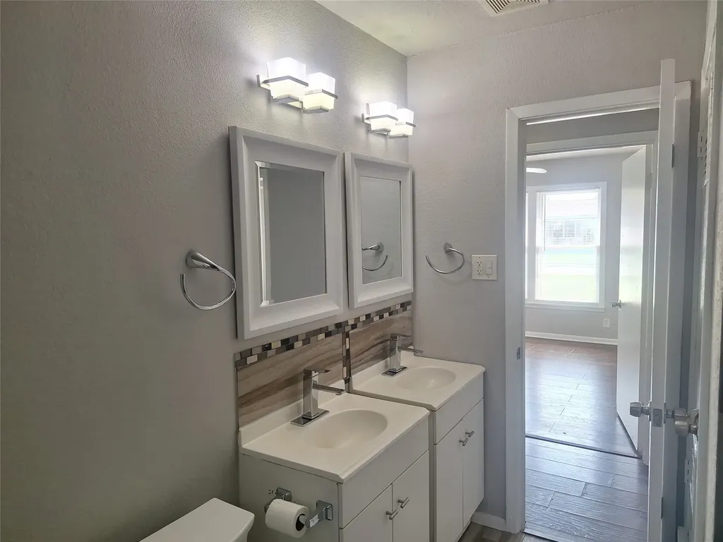 1225 Harrison Lane Hurst TX 76053