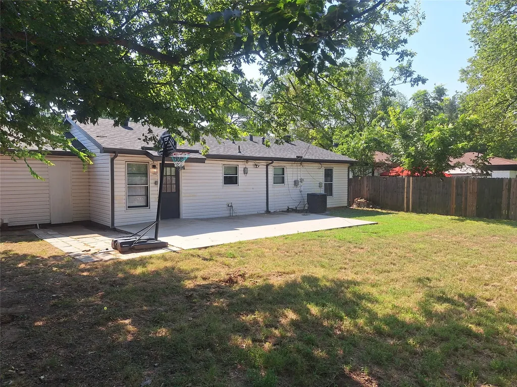 1225 Harrison Lane Hurst TX 76053