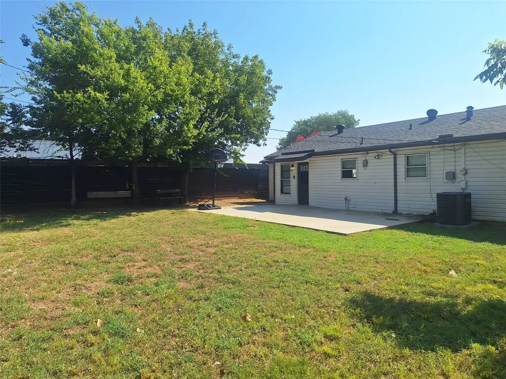 1225 Harrison Lane Hurst TX 76053