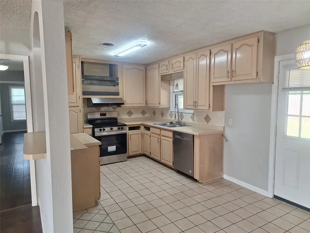 1225 Harrison Lane Hurst TX 76053