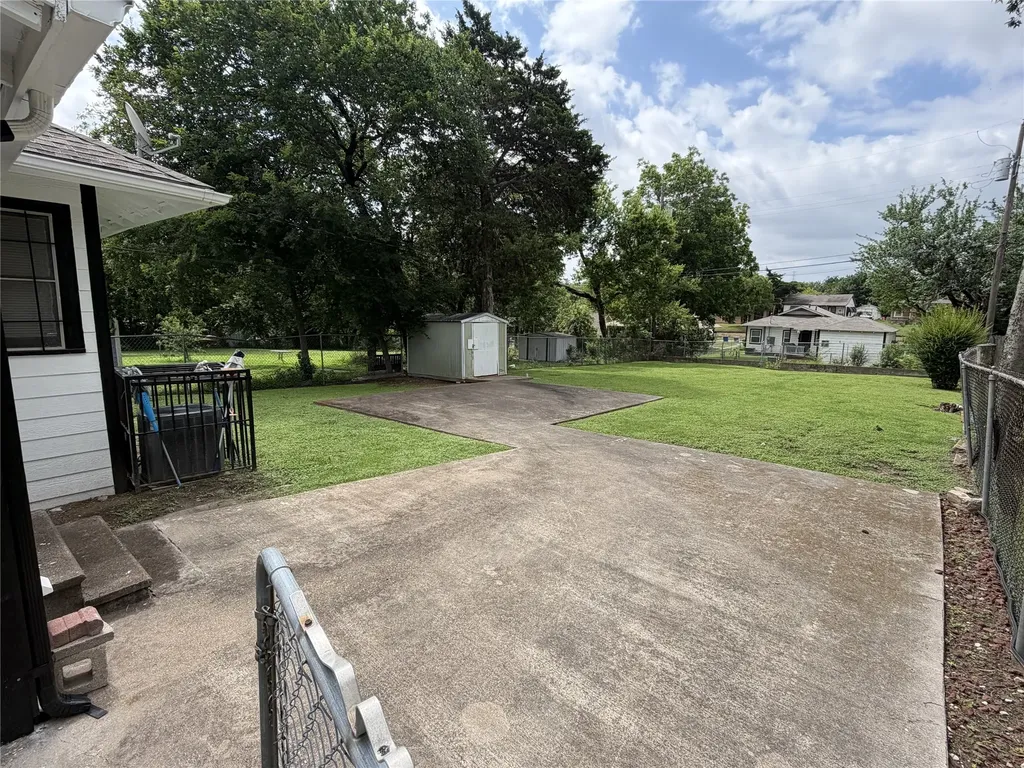 1466 Stella Avenue Dallas TX 75216