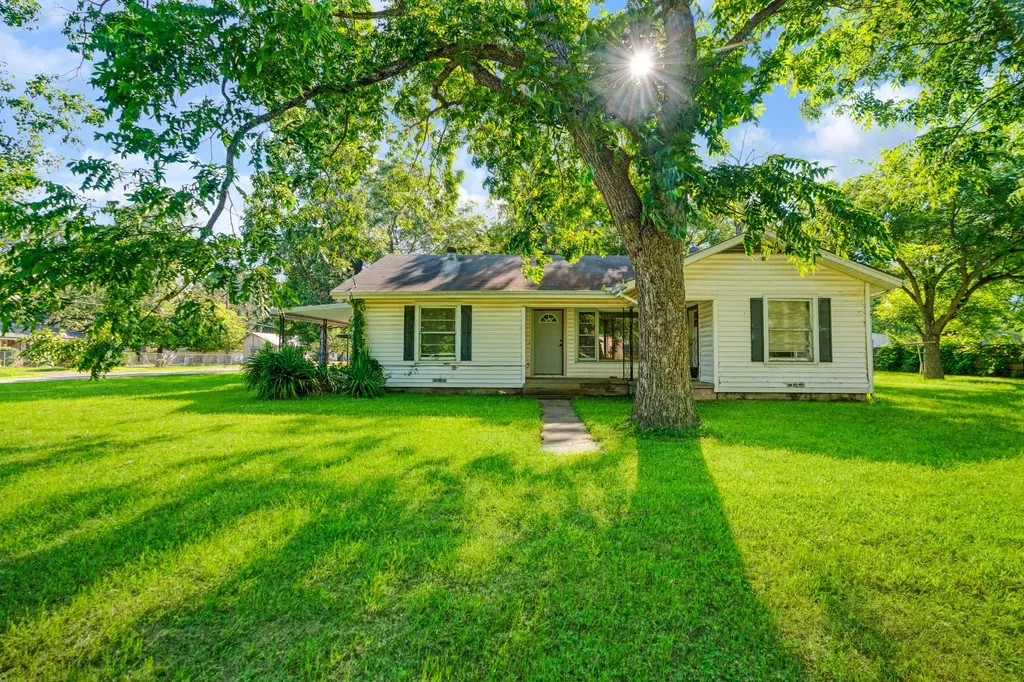 215 2nd Street NE Detroit TX 75436
