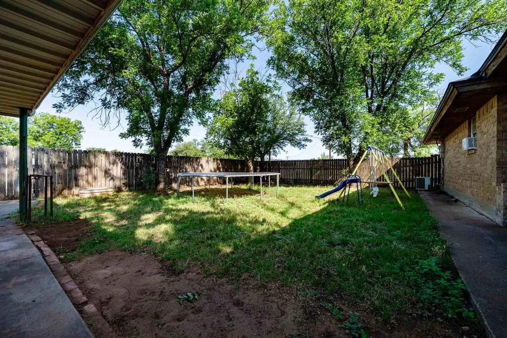 605 N Cleveland Rotan TX 79546