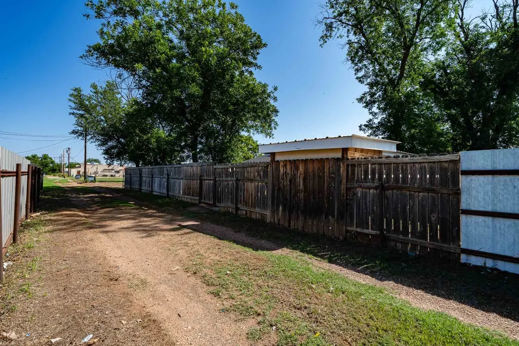 605 N Cleveland Rotan TX 79546
