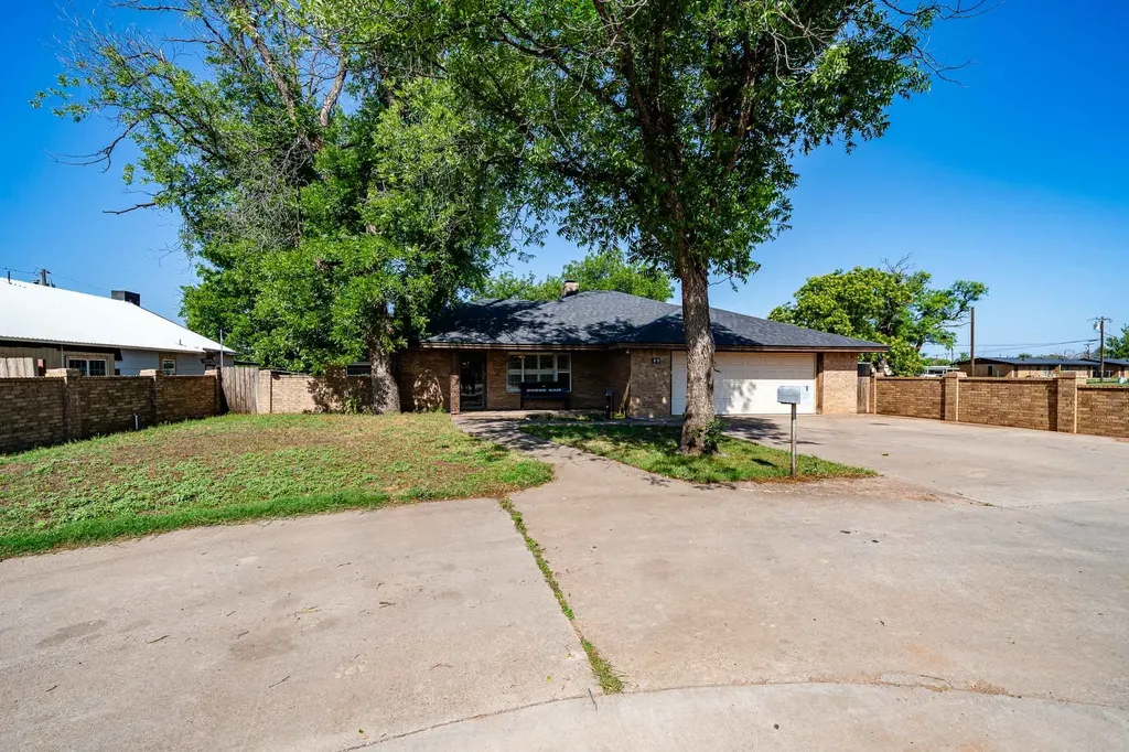 605 N Cleveland Rotan TX 79546
