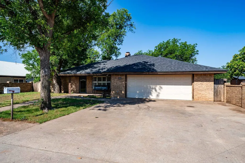 605 N Cleveland Rotan TX 79546