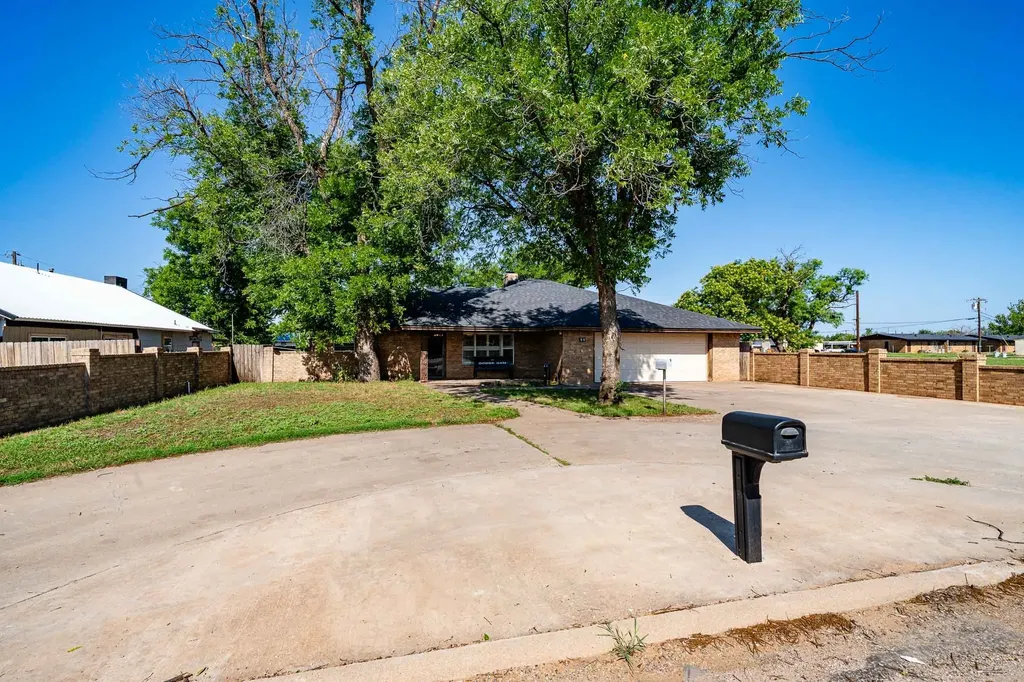 605 N Cleveland Rotan TX 79546