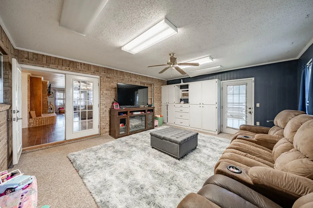 605 N Cleveland Rotan TX 79546