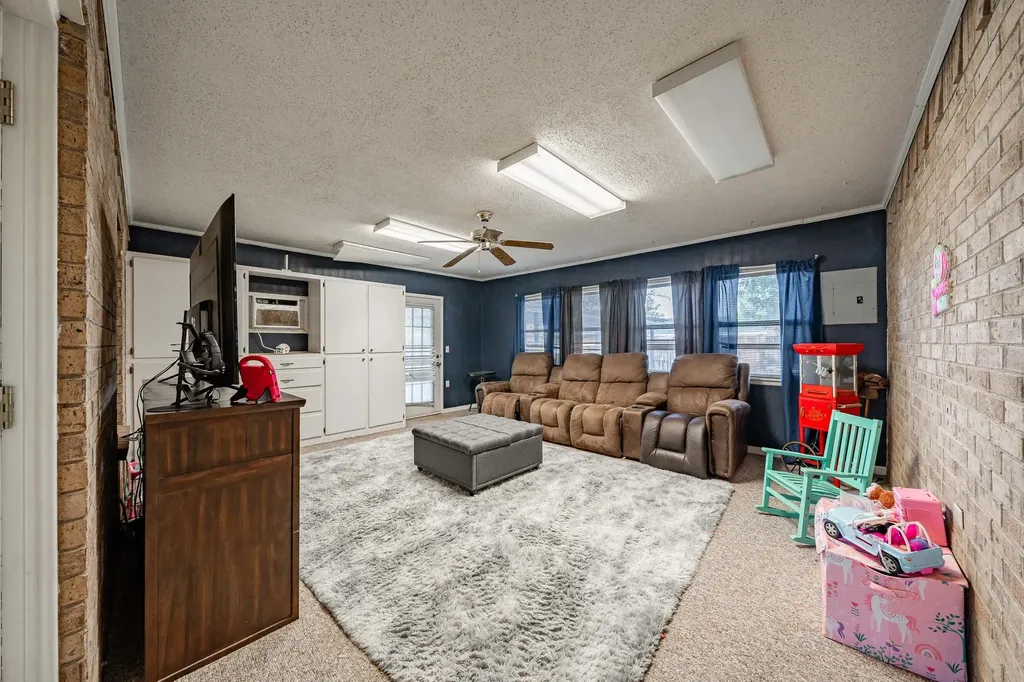 605 N Cleveland Rotan TX 79546