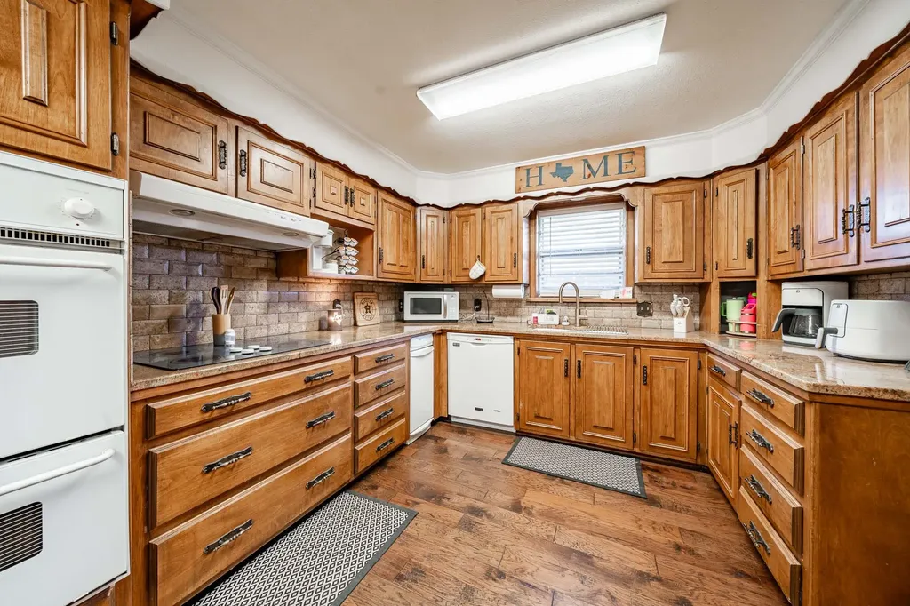 605 N Cleveland Rotan TX 79546
