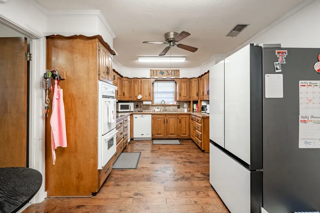 605 N Cleveland Rotan TX 79546