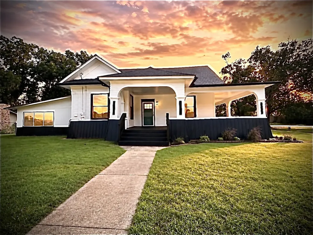402 E Navasota Street Groesbeck TX 76642